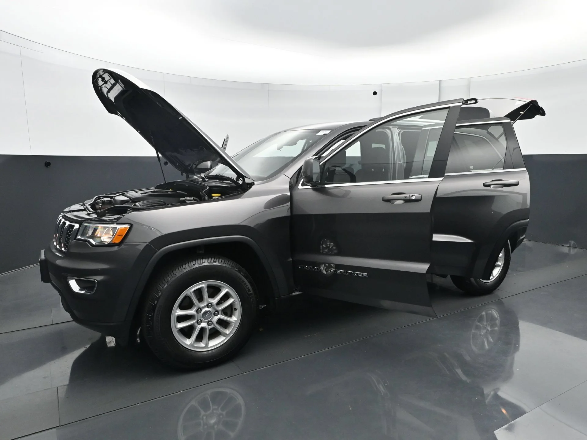Used 2020 Granite Crystal Metallic Clearcoat Jeep Laredo E image 31