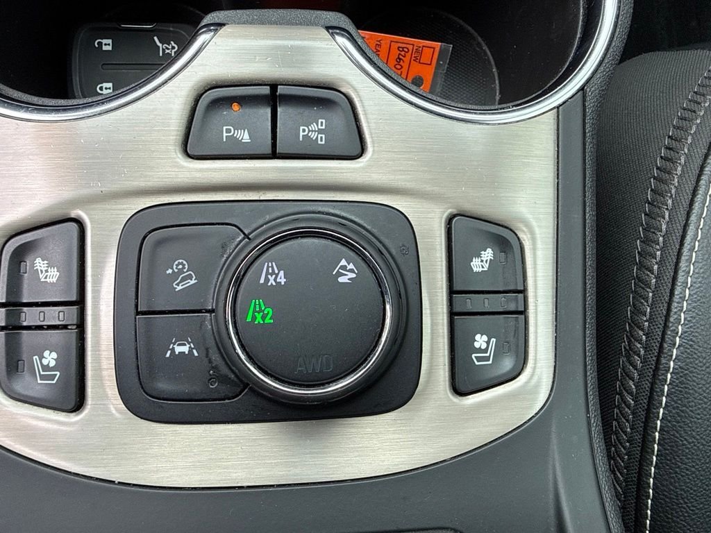 Used 2022 White GMC Denali image 32