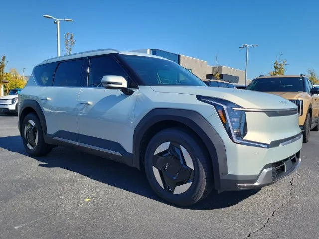 New 2026 Ivory Silver Kia Wind AWD image 3