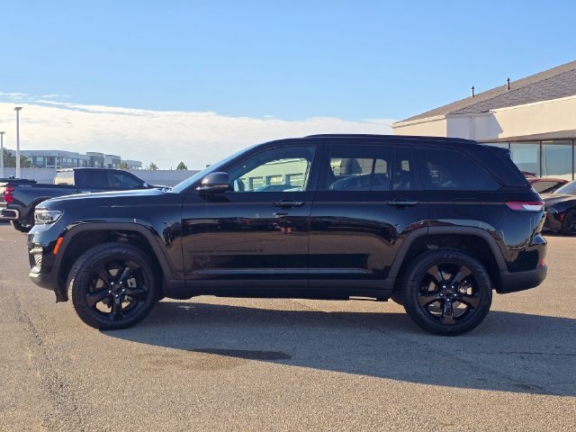 Certified Used 2024 Diamond Black Crystal Pearlcoat Jeep Altitude X image 27