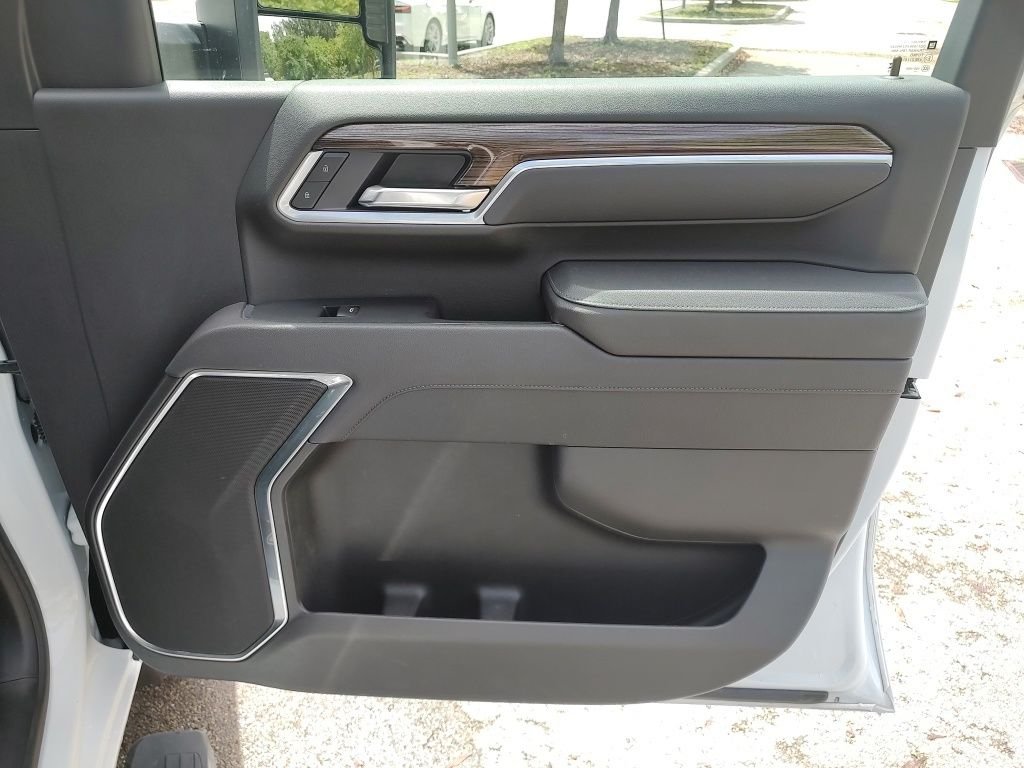 Used 2025 White Chevrolet LT image 38