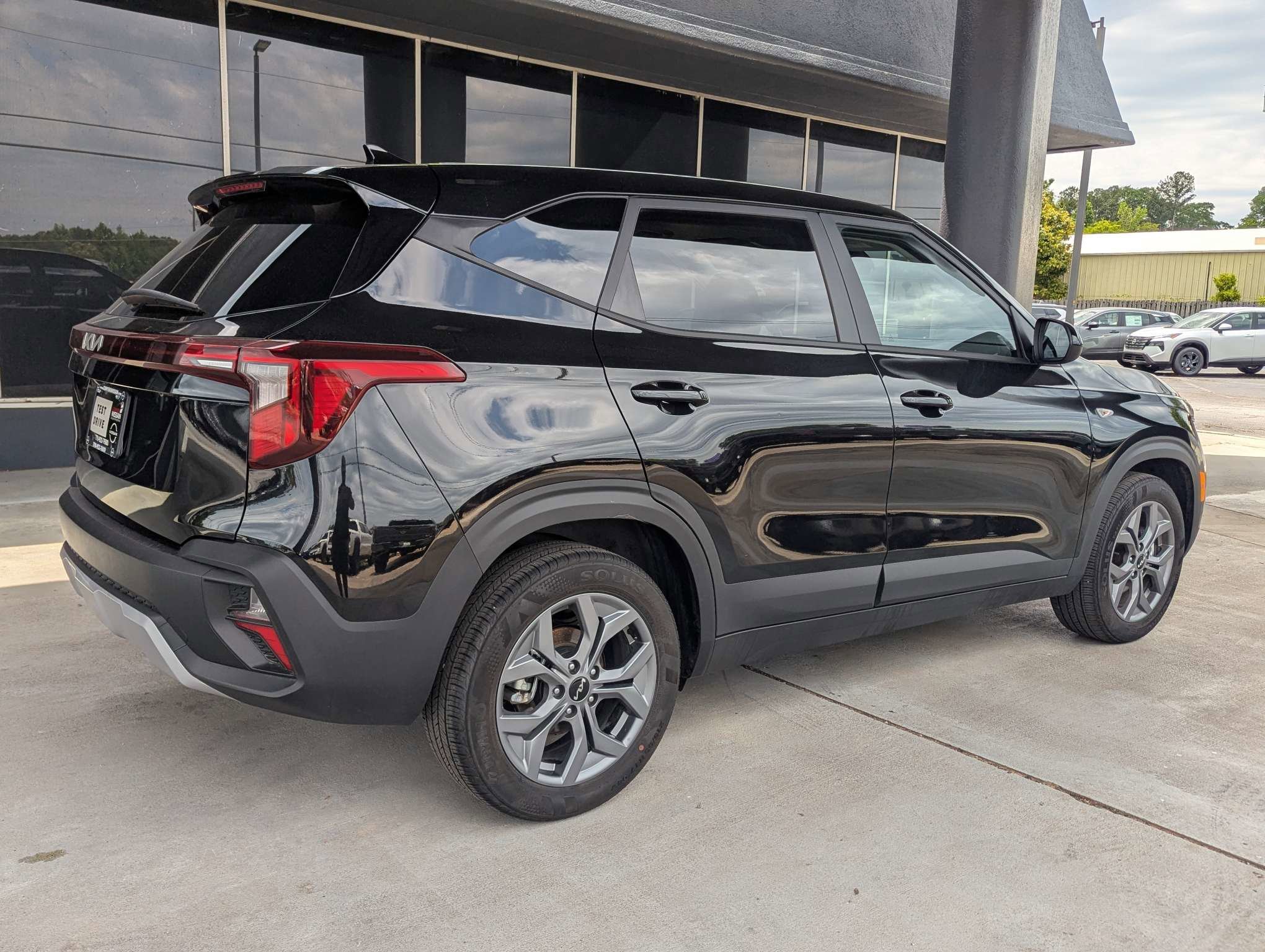 Used 2026 Black Kia LX image 3