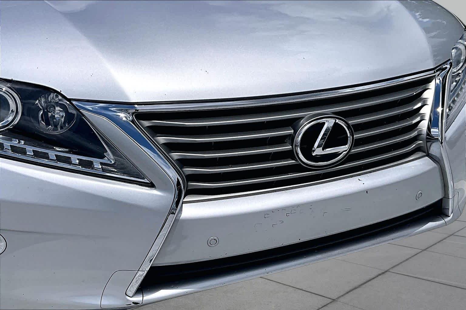 Used 2013 Silver Lining Metallic Lexus  image 29
