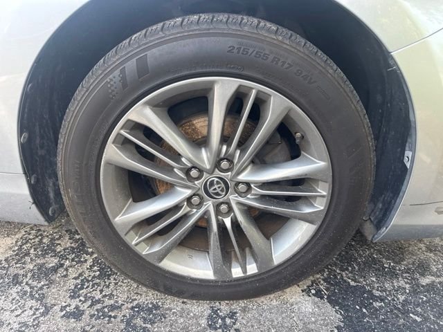 Used 2015 Silver Toyota SE image 9
