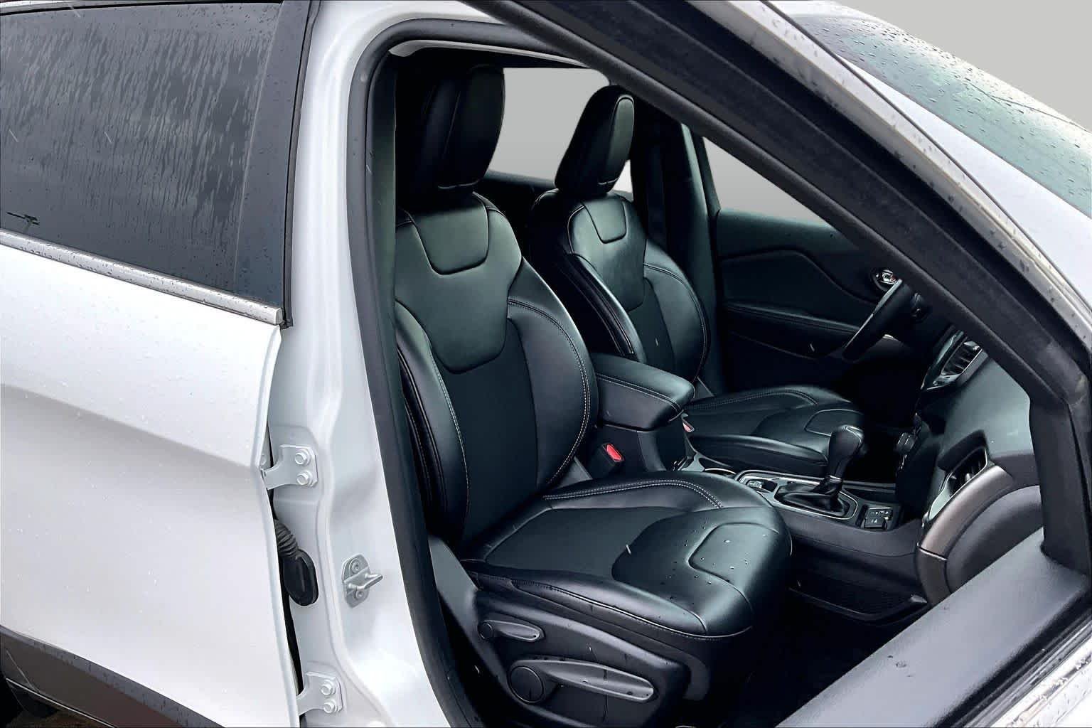 Used 2019 Bright White Clearcoat Jeep Latitude Plus image 9