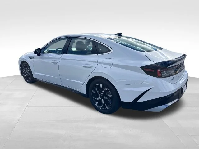 Used 2024 White Hyundai SEL image 3