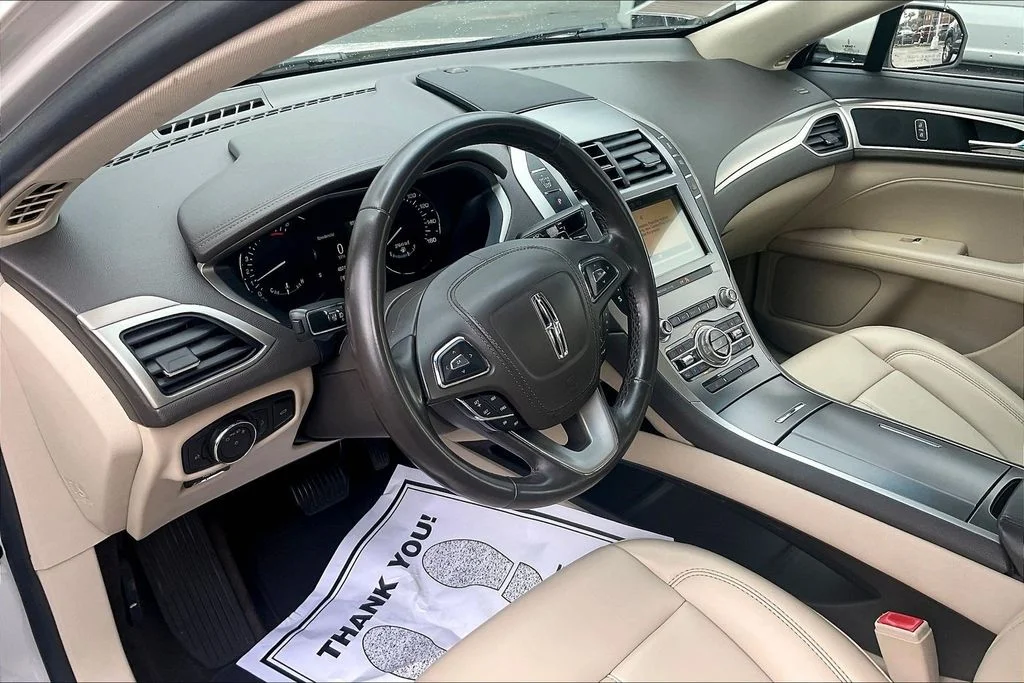Used 2019 White Lincoln Standard image 13