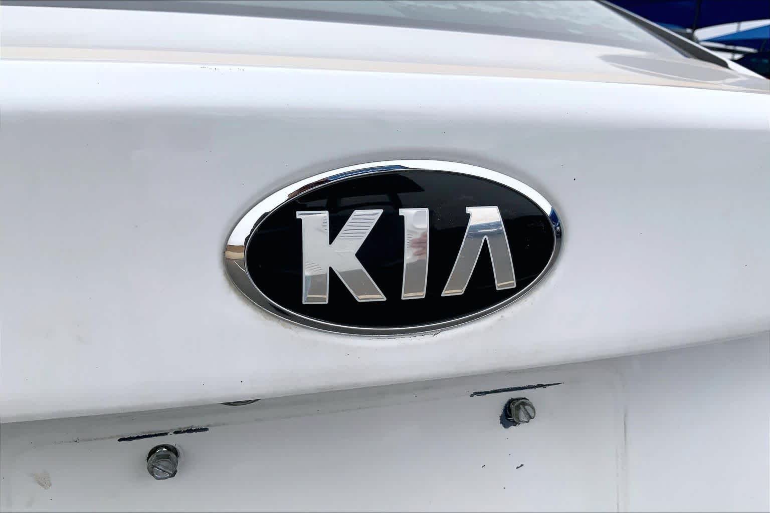 Used 2018 Snow White Pearl Kia LX image 30