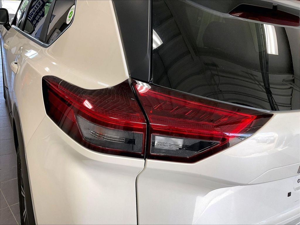Used 2023 White Nissan SV image 33