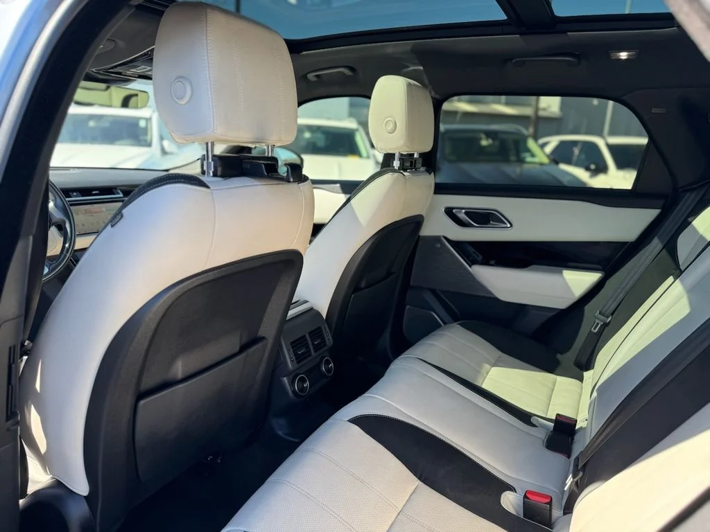 Used 2019 Byron Blue Metallic Land Rover SE R-Dynamic image 16