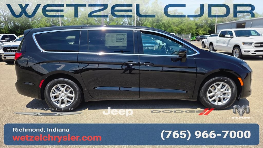 New 2027 Diamond Black Crystal Pearl-Coat Exterior Paint Chrysler Select image 8