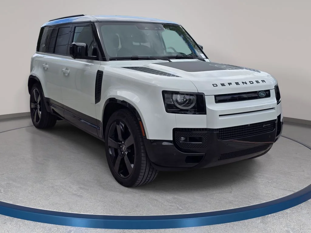 Used 2023 Fuji White Land Rover X-Dynamic SE image 3