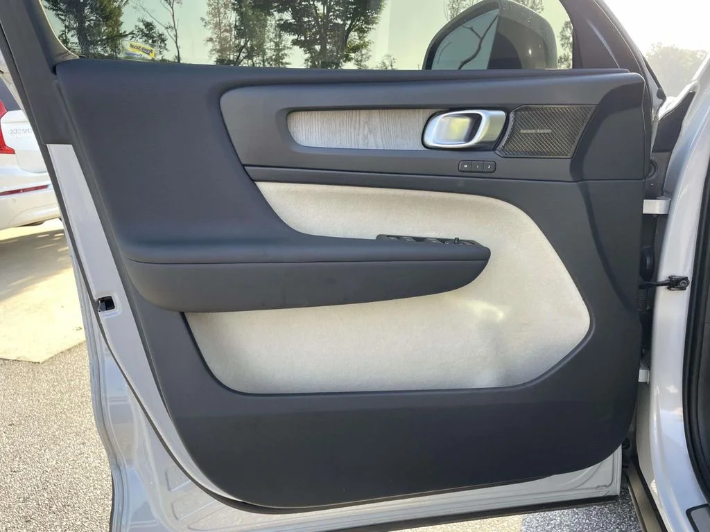 Used 2022 Glacier Silver Metallic Volvo Inscription image 5
