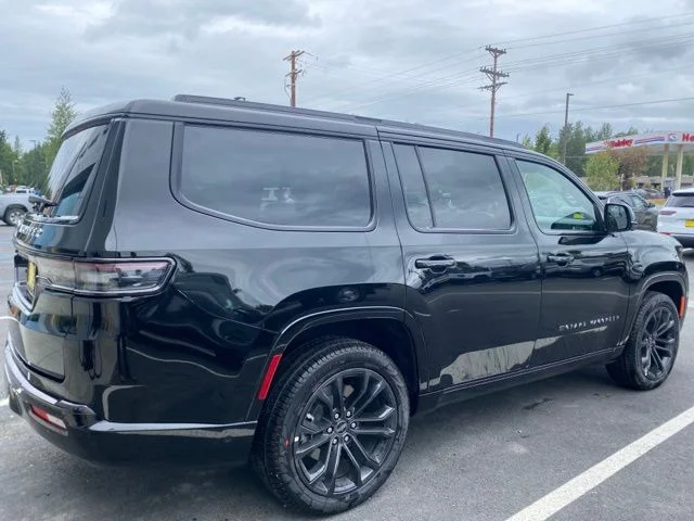 New 2024 Diamond Black Crystal Pearl-Coat Exterior Paint Jeep Series II image 5
