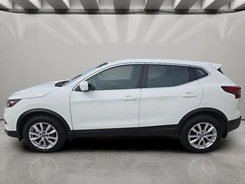 Used 2022 White Nissan SV image 2