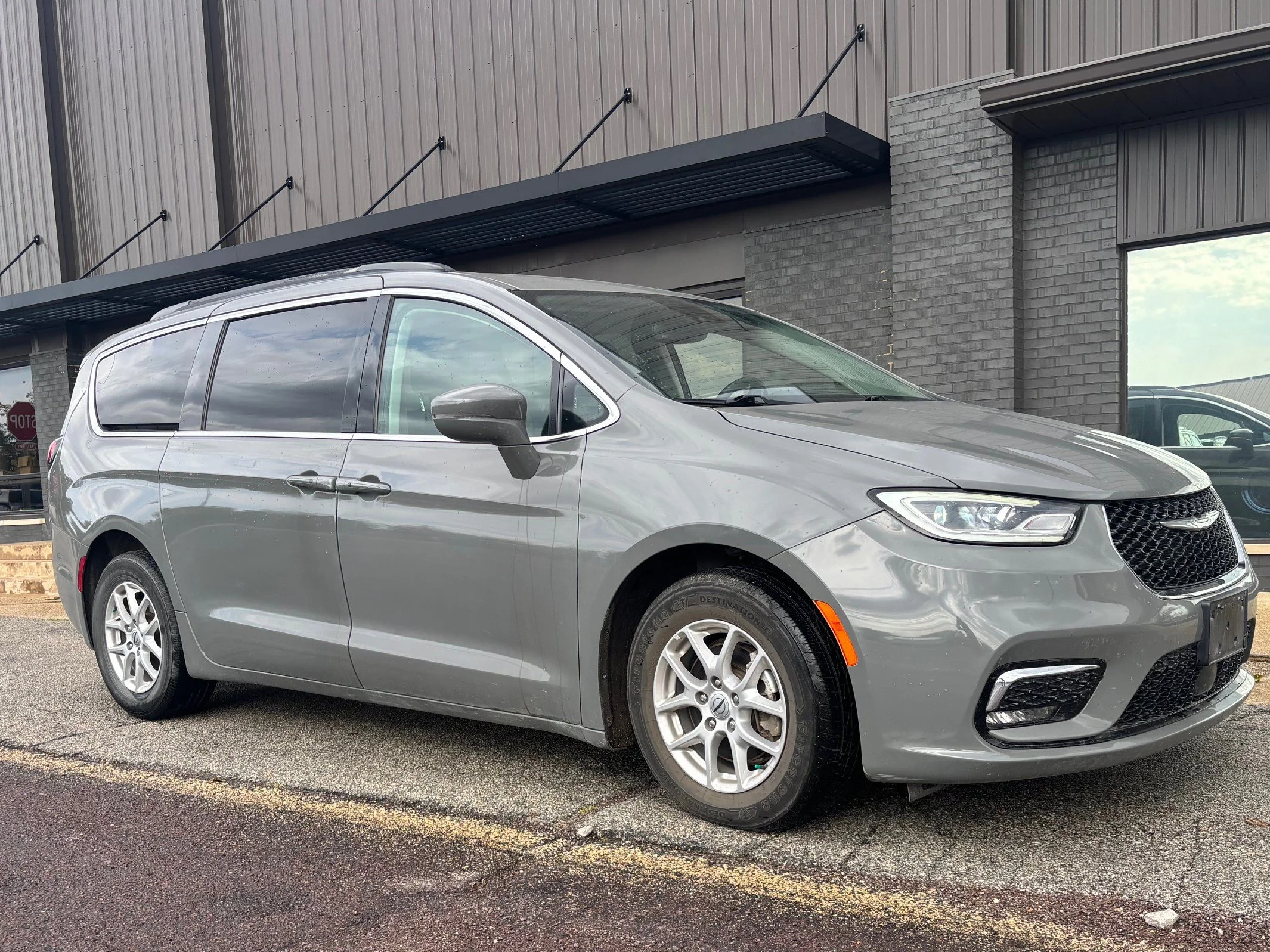 Used 2022 Ceramic Gray Clearcoat Chrysler Touring L image 3