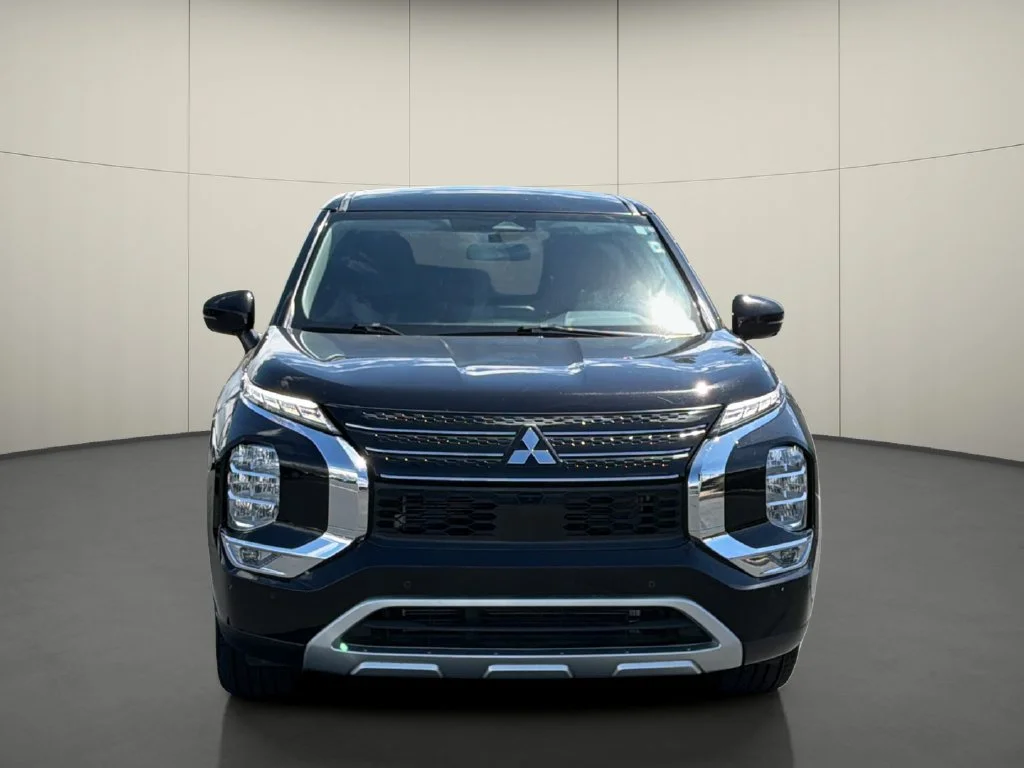Used 2024 Black Mitsubishi SE image 2
