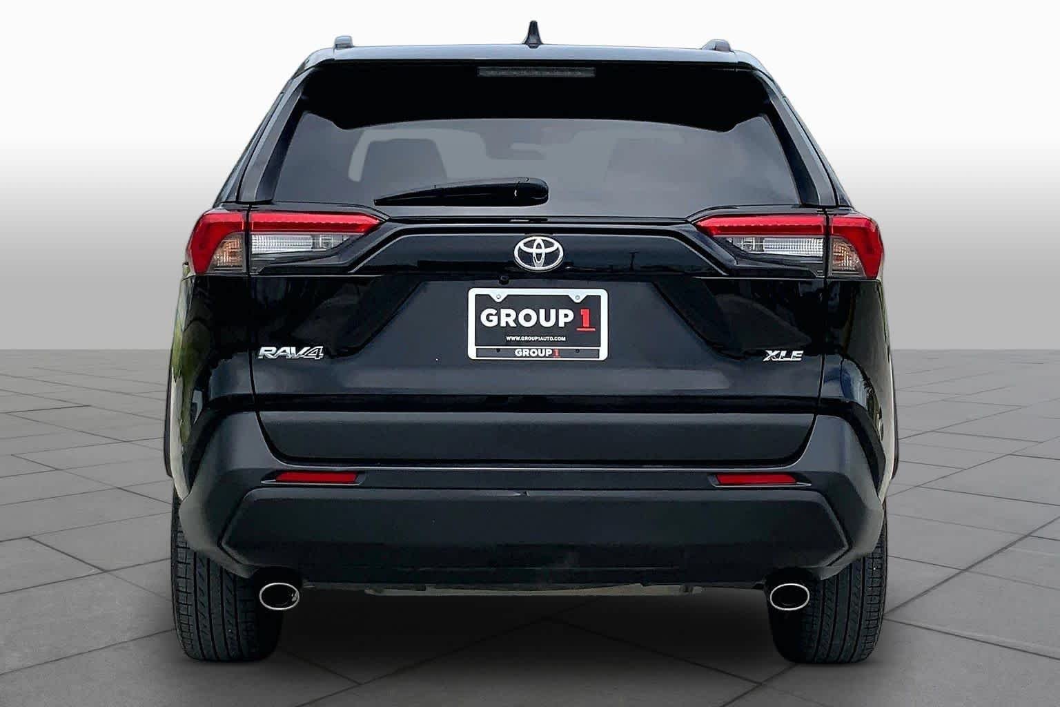 Used 2021 Midnight Black Metallic Toyota XLE Premium image 5