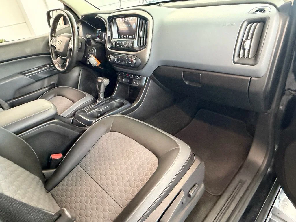 Used 2018 Black Chevrolet Z71 image 16