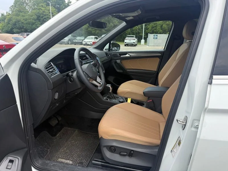 Used 2024  Volkswagen 2.0T SE image 3