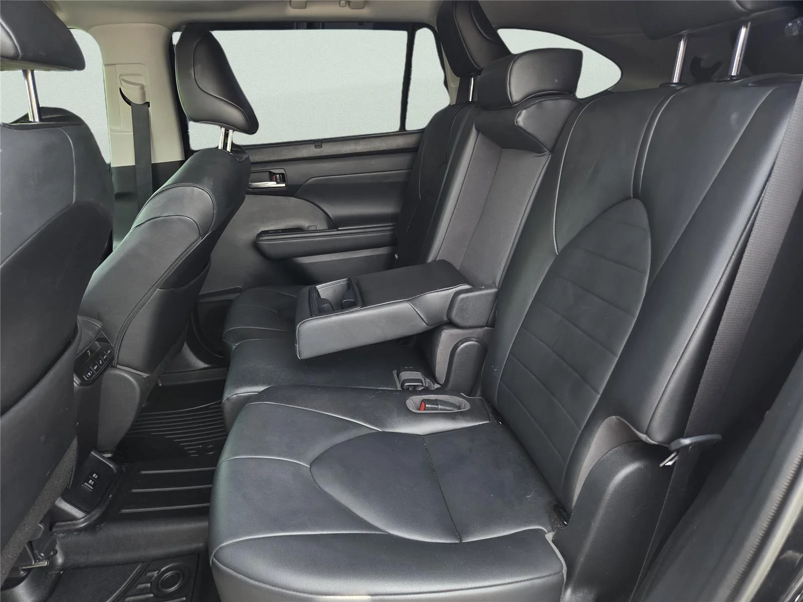 Used 2021 Midnight Black Metallic Toyota XLE image 22