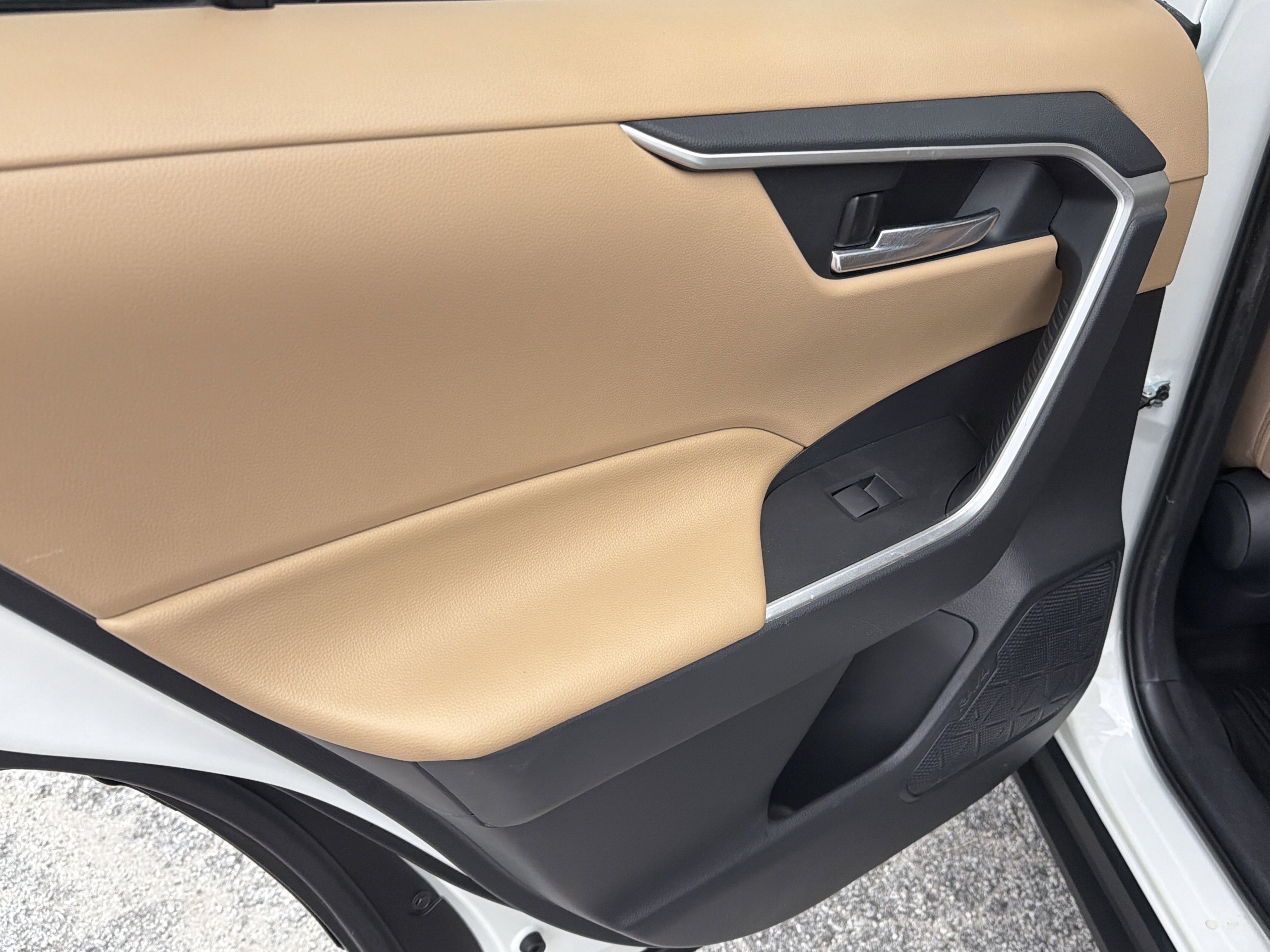 Used 2019 Super White Toyota XLE image 24