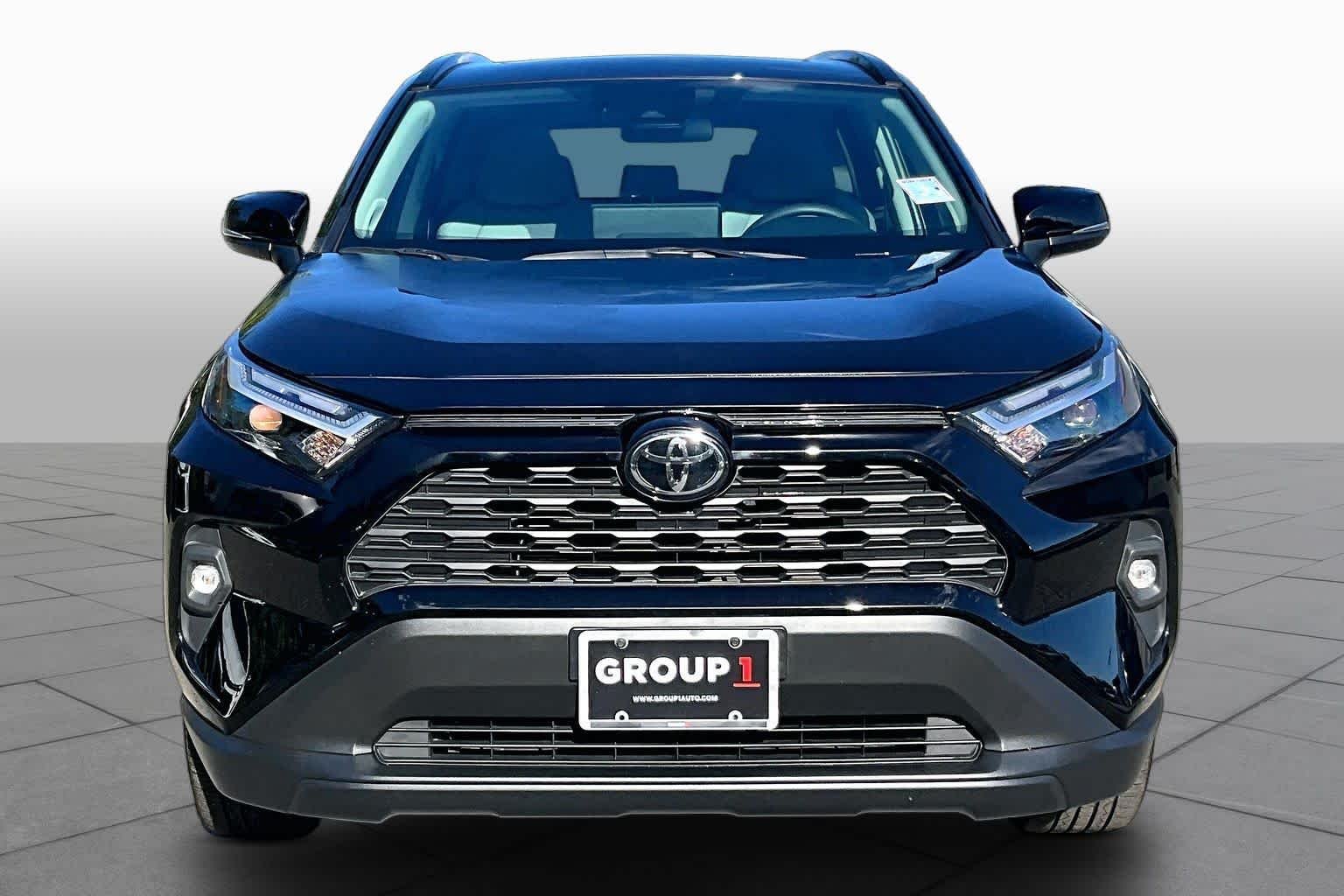 Used 2025 Midnight Black Metallic Toyota XLE Premium image 4