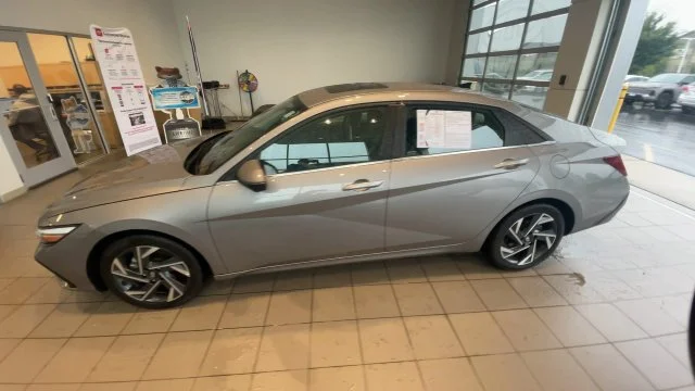 2024 Hyundai Elantra Limited - Photo 7