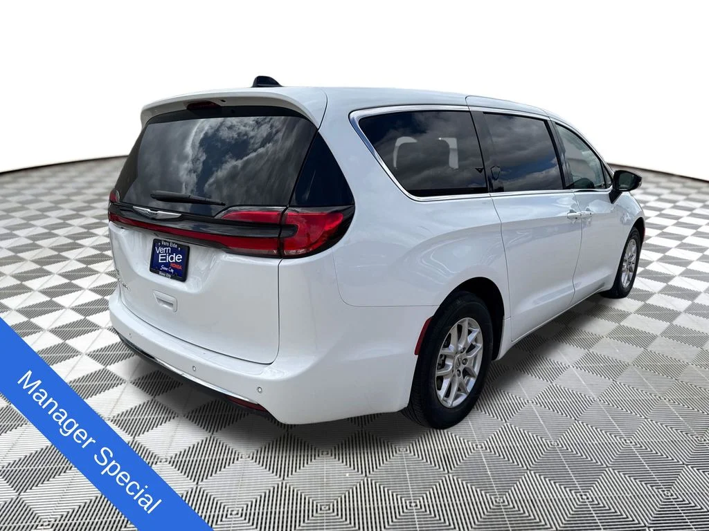 2024 Chrysler Pacifica Touring L - Photo 6
