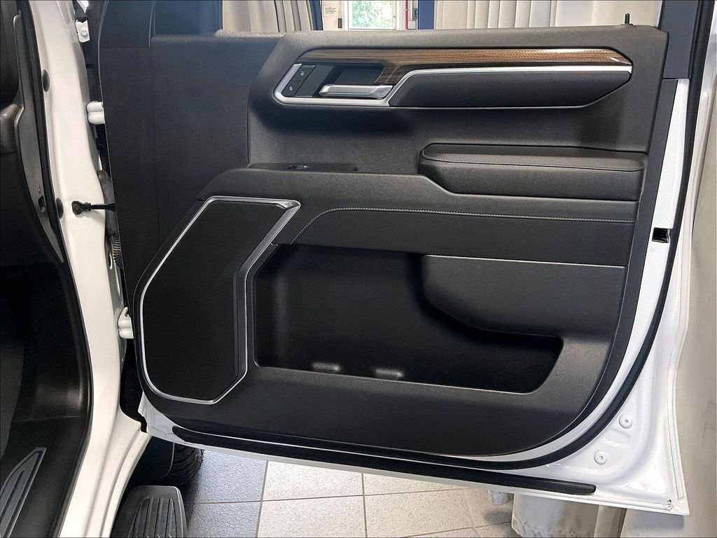Used 2022 White Chevrolet RST image 12