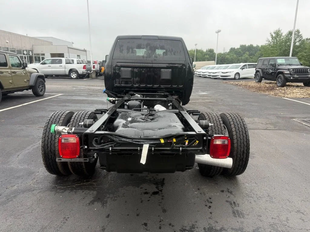 New 2026 Diamond Black Crystal Pearl-Coat Exterior Paint RAM Tradesman image 5