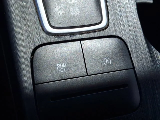 Used 2022 Black Ford SE image 24