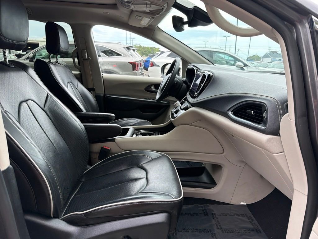 Used 2023 Gray Chrysler Limited image 31