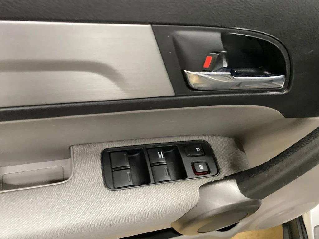 Used 2011 White Honda LX image 9