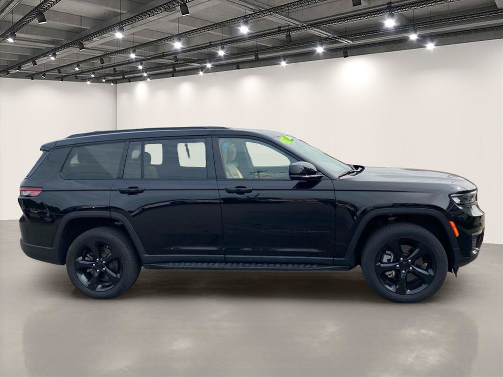 Used 2025 Diamond Black Crystal Pearlcoat Jeep Limited image 8