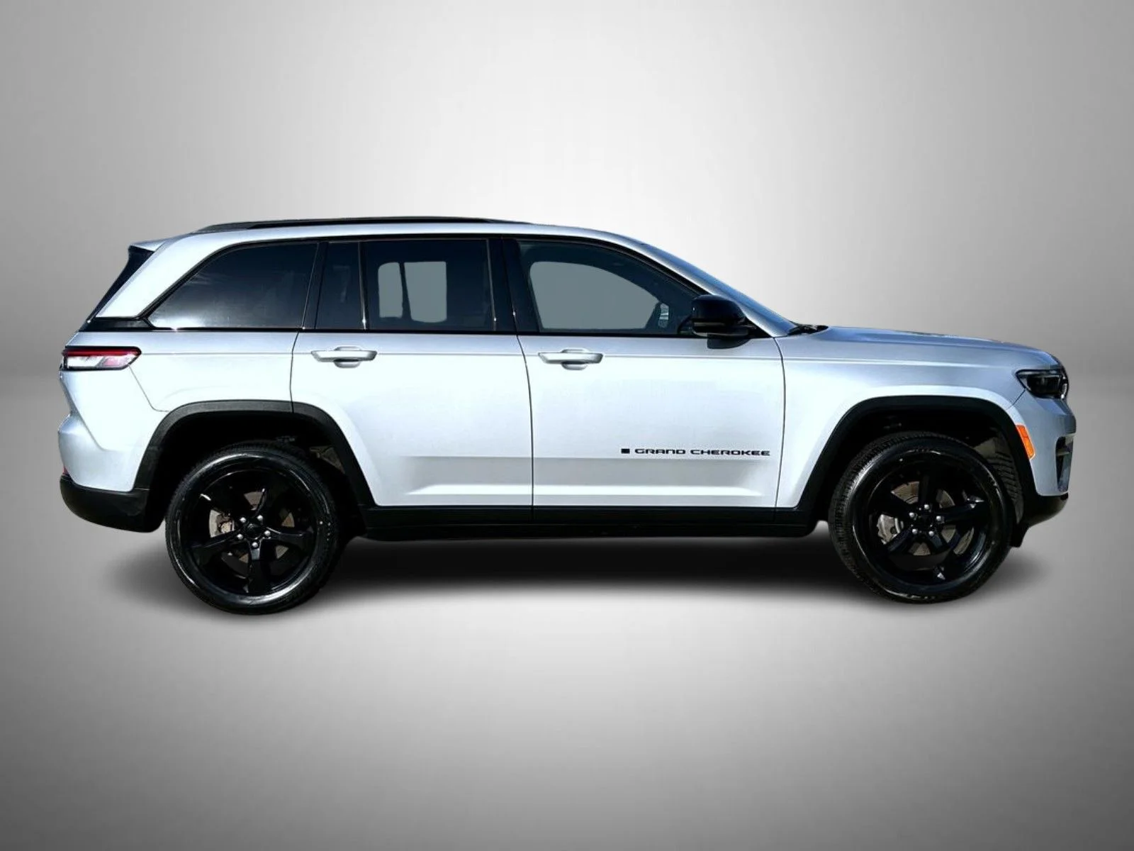 Used 2023 Silver Jeep Altitude X image 4