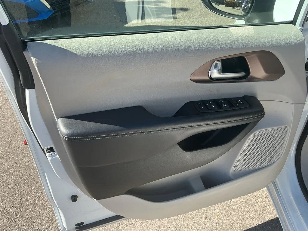 Used 2023 Bright White Clearcoat Chrysler LX image 8