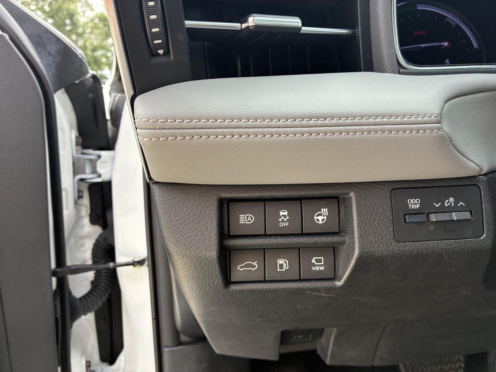 Used 2020 Wind Chill Pearl Toyota Hybrid Limited image 5