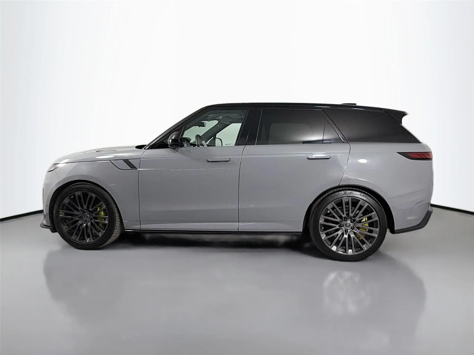Used 2025 Marl Grey in Gloss finish Land Rover SV Edition Two image 8