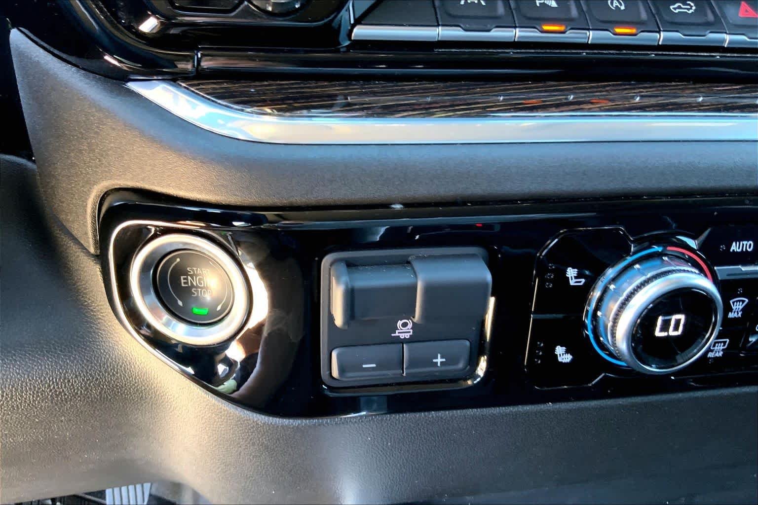 Used 2025 Onyx Black GMC Elevation image 32