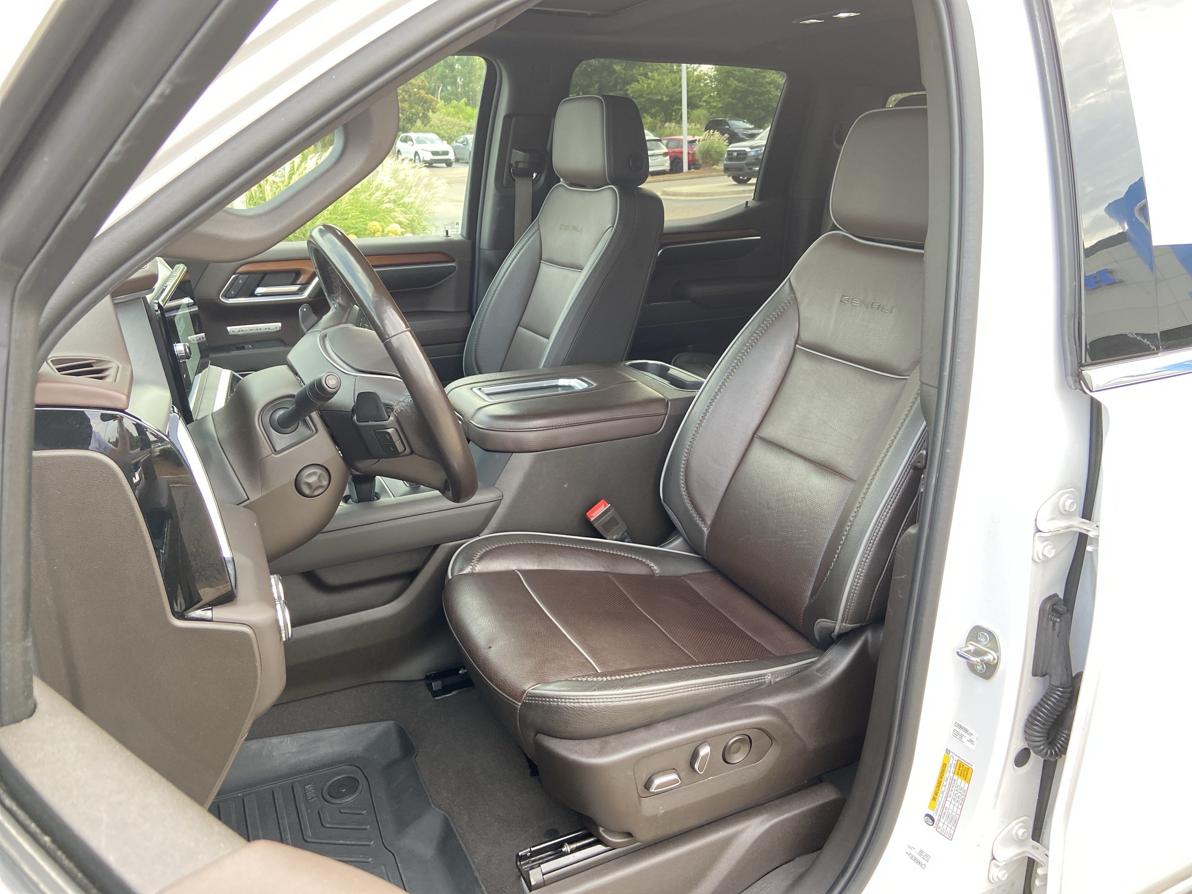Used 2022 White Frost Tricoat GMC Denali image 18