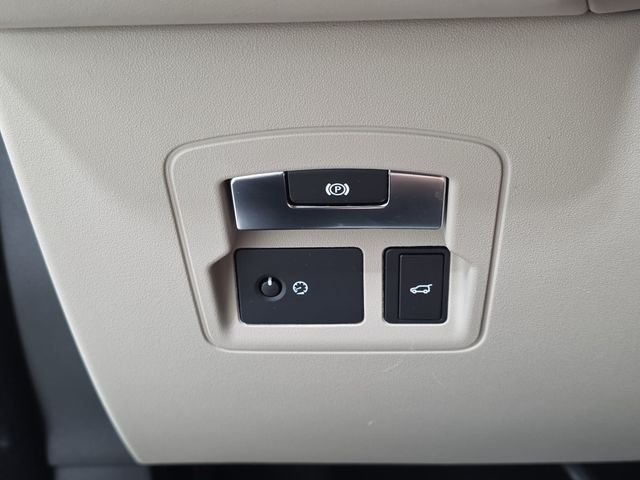 Used 2018 Fuji White Land Rover SE R-Dynamic image 26