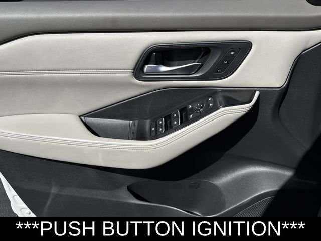 Used 2023 White Nissan SL image 9