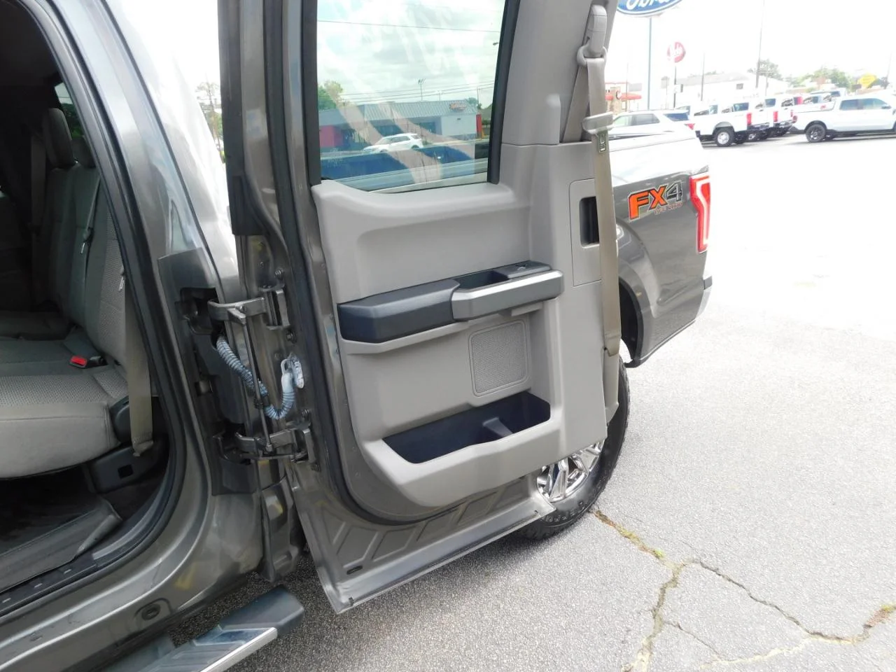 Used 2016 Magnetic Ford 4WD SuperCab 145 in XLT image 27
