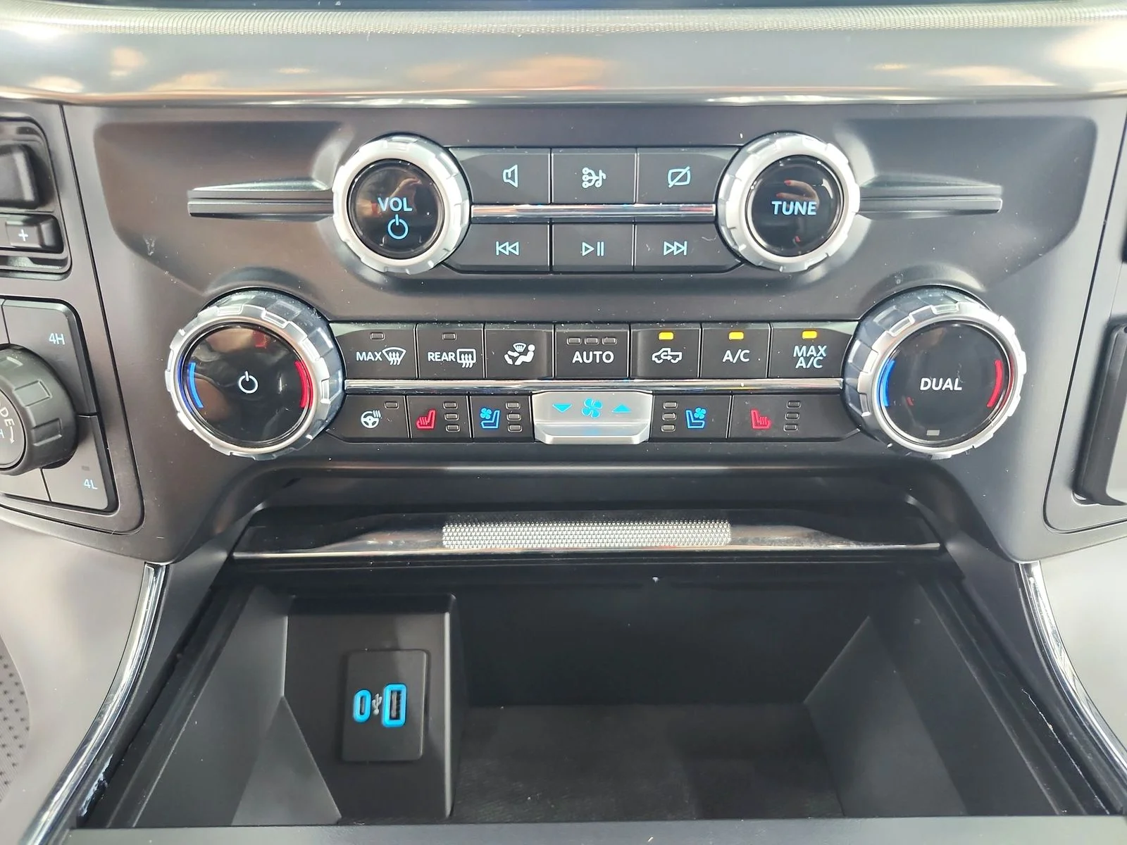 Used 2024 White Ford Lariat image 32