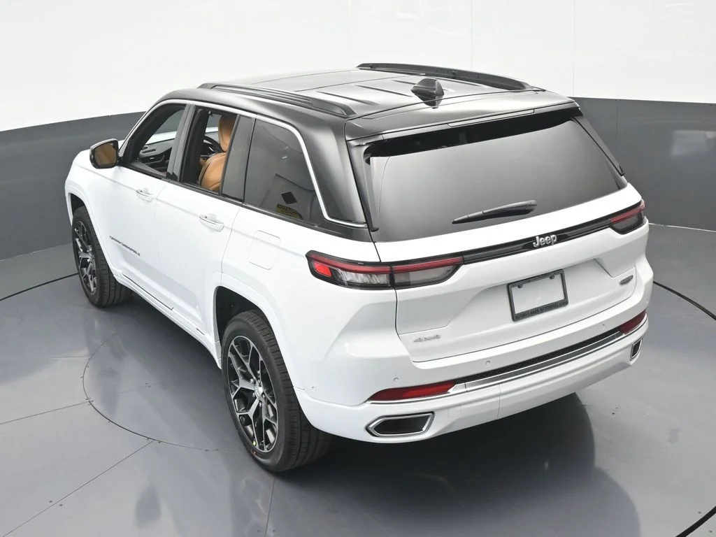 New 2025 Bright White Clear-Coat Exterior Paint Jeep Summit Reserve image 54