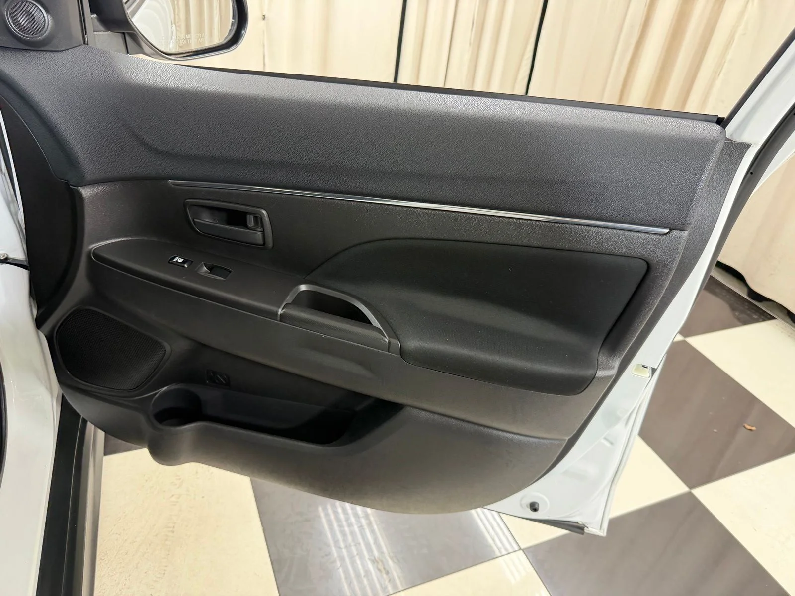 Used 2015  Mitsubishi ES image 25