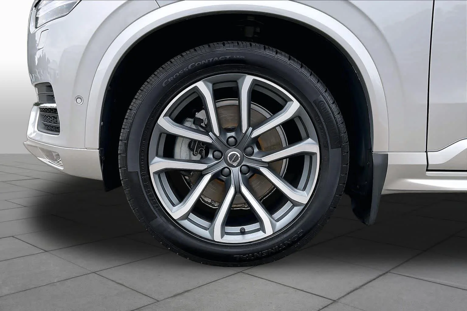 Used 2019 Bright Silver Metallic Volvo Momentum image 10