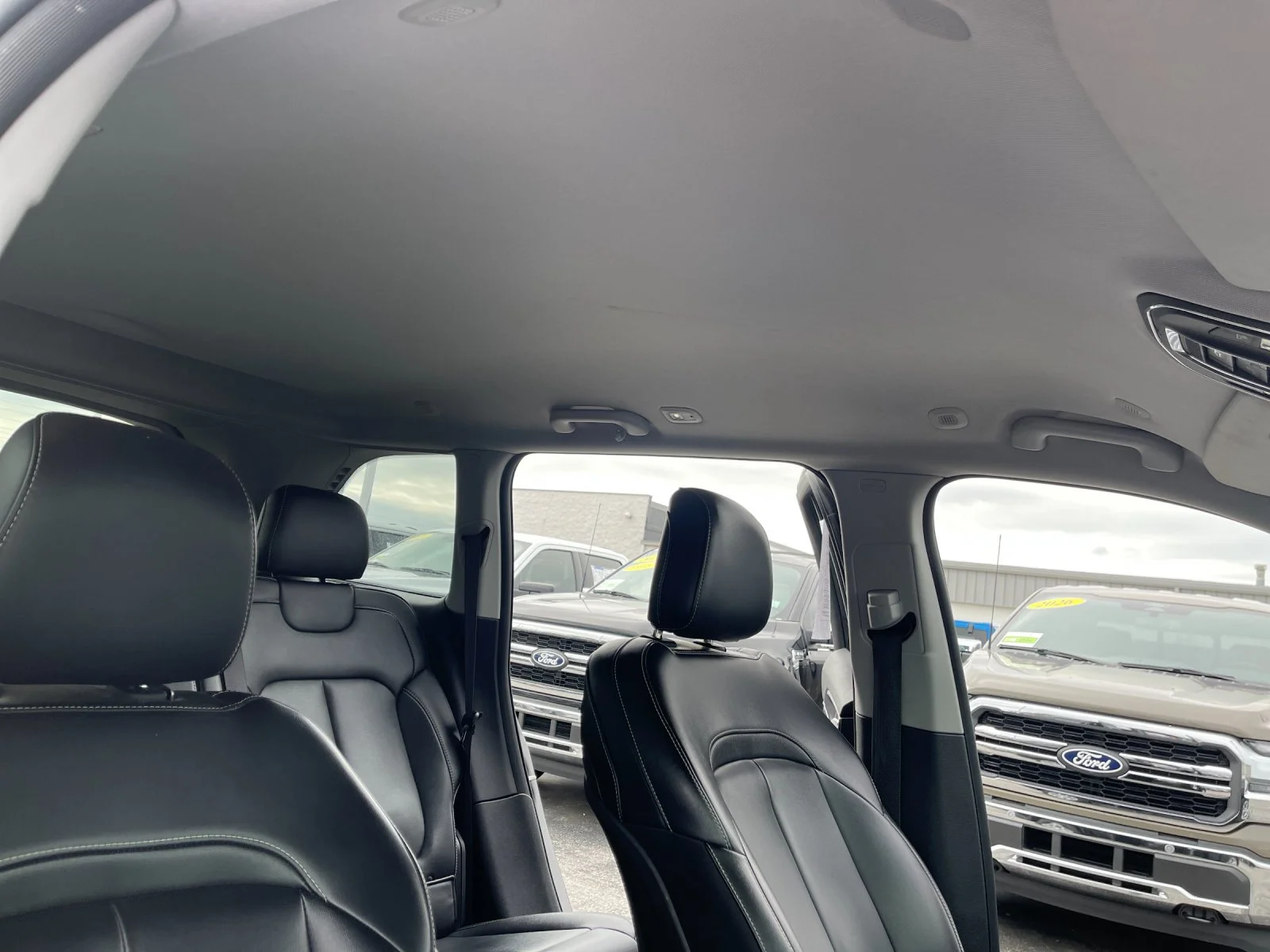 Used 2023  Jeep Limited image 20