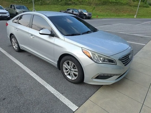 Used 2015 Silver Hyundai SE image 12